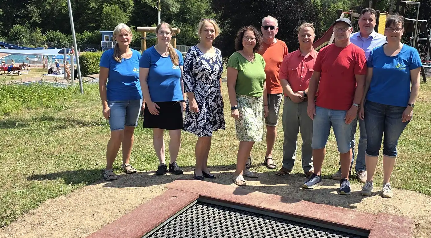 Der Lions Club Dillenburg Schlossberg spendet ein neues Trampolin für das Waldschwimmbad Oberscheld Der Lions Club Dillenburg Schlossberg spendet ein neues Trampolin für das Waldschwimmbad Oberscheld